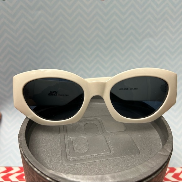 Vintage Blue Medusa Gianni Versace MOD 420/E 868 - Picture 2 of 9